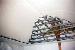 Gewölbte Gipskarton-Abhangdecke im Ausbau